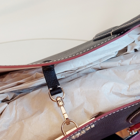 Kate Spade NWT large leather Tote w/detachable pouch - Picture 9 of 9